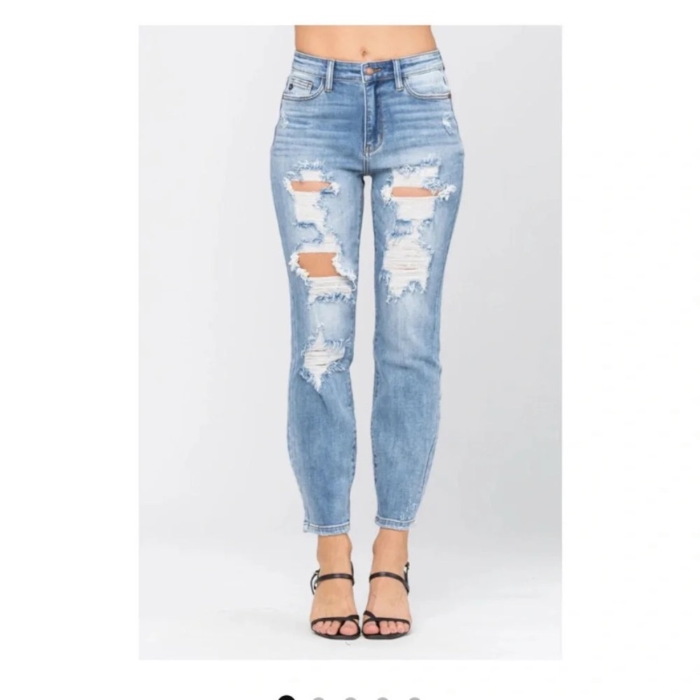 Judy Blue Jeans boyfriend fit distressed light blue 32